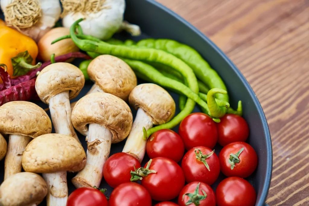 Fresh cremini mushrooms, sweet green peas, cashews, and spices
